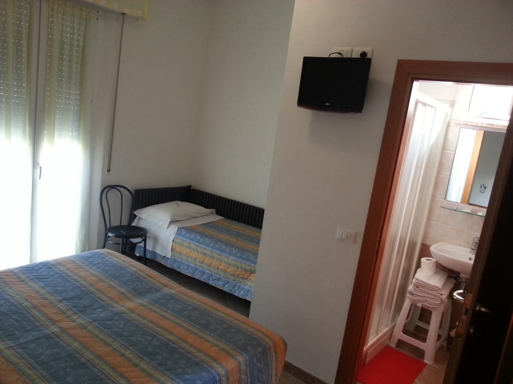 Hotel Trinidad Rimini Bagian luar foto