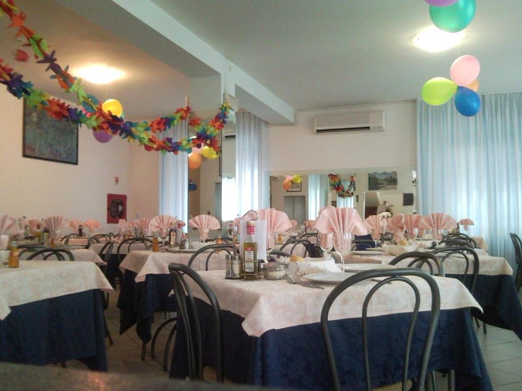 Hotel Trinidad Rimini Bagian luar foto