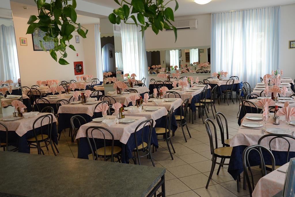 Hotel Trinidad Rimini Bagian luar foto