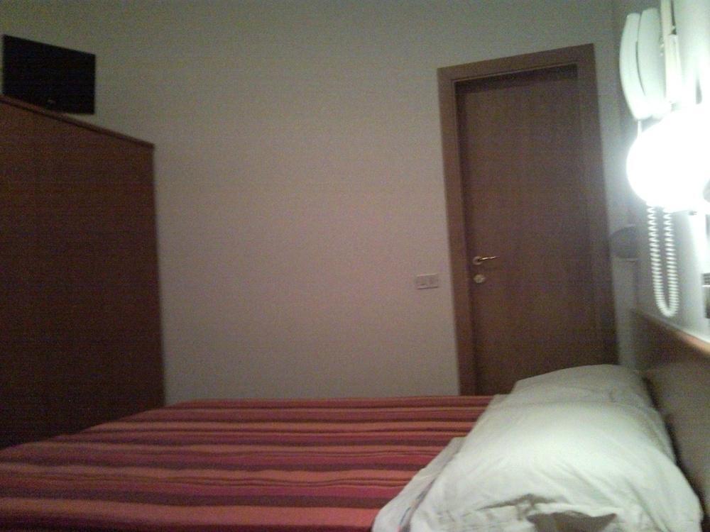 Hotel Trinidad Rimini Bagian luar foto