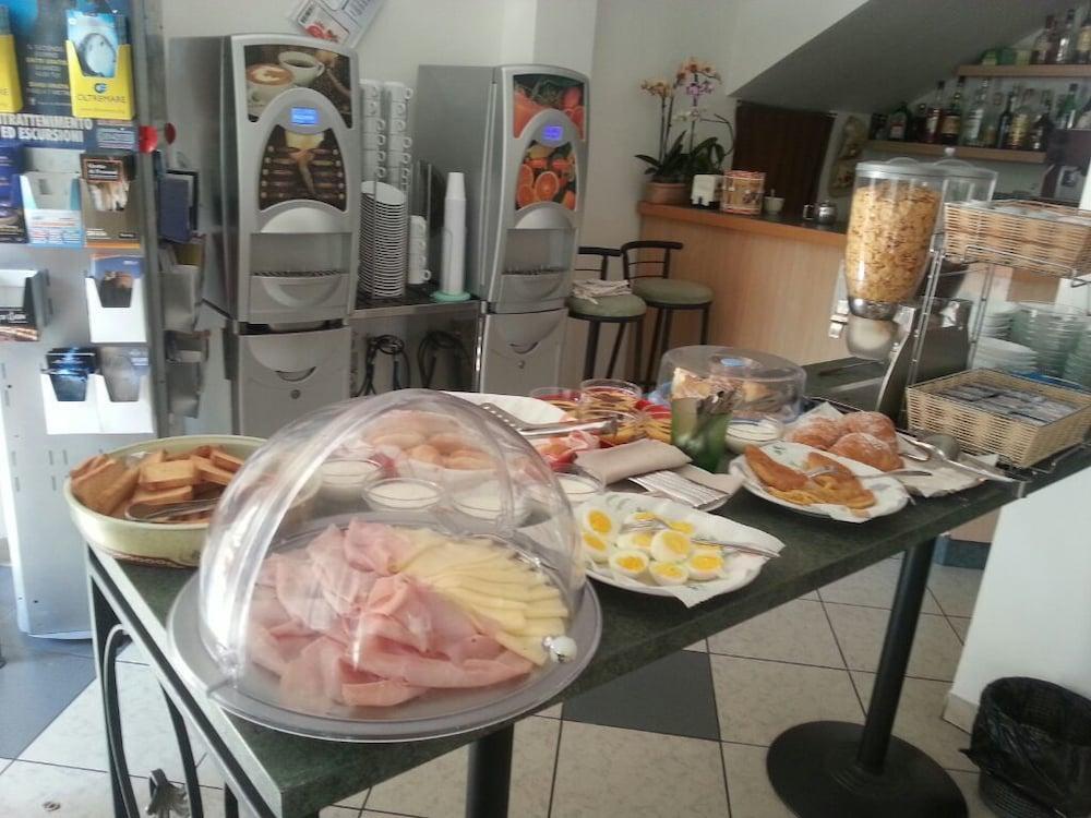 Hotel Trinidad Rimini Bagian luar foto