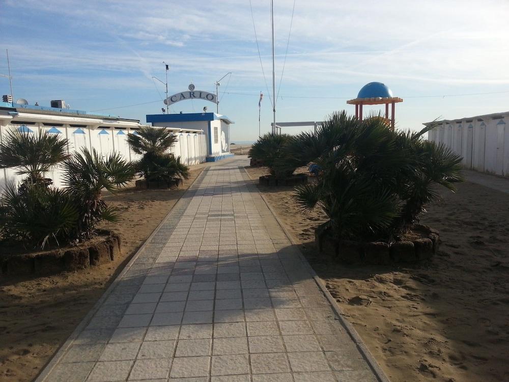 Hotel Trinidad Rimini Bagian luar foto